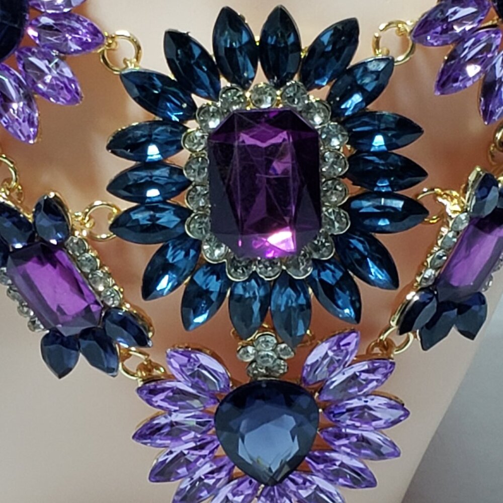 Bold Rhinestone Necklace. - Picture 2 of 3